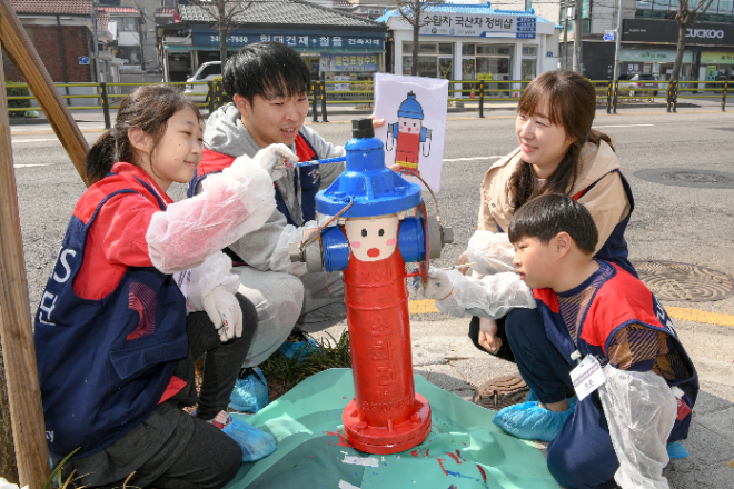 현대모비스 임직원 지상식 소화전 도색 활동. / 사진=현대모비스