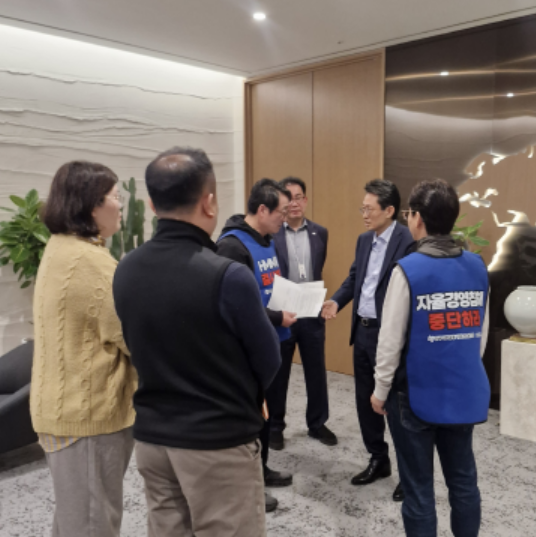 HMM이 30일 이사회를 열고 본사 이전을 위한 정관 변경 안건을 처리한 가운데, 이재진 사무금융노조 위원장이 최원혁 HMM 대표이사(오른쪽에서 두 번째)와 이야기하고 있다. /사진제공=HMM육상노동조합