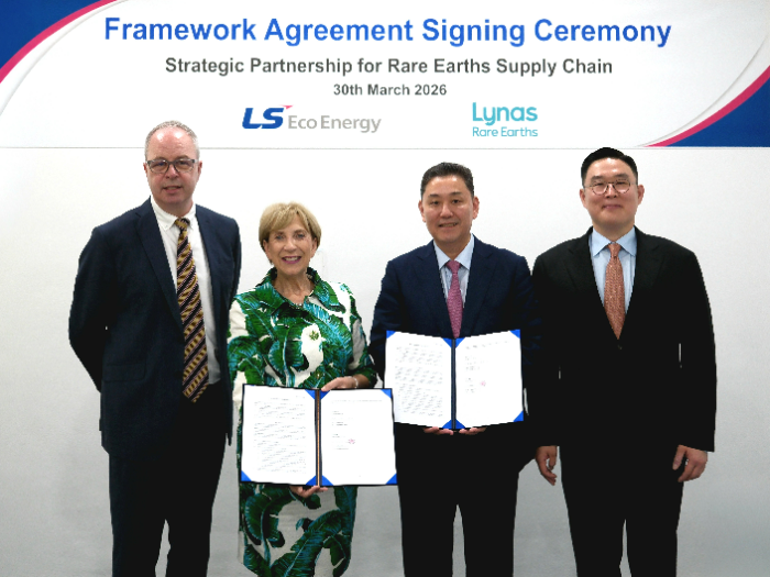 30일 LS전선 싱가포르지사에서 열린 희토류 공급망 구축 관련 협약식에서 (오른쪽부터) 구본규 LS전선 대표, 이상호 LS에코에너지 대표, 아만다 라카즈(Amanda Lacaze) 라이너스 대표, 크리스 제니(Chris Jenney) 라이너스 영업/시장개발부문 부사장이 기념 촬영을 하고 있다. /사진제공=LS에코에너지