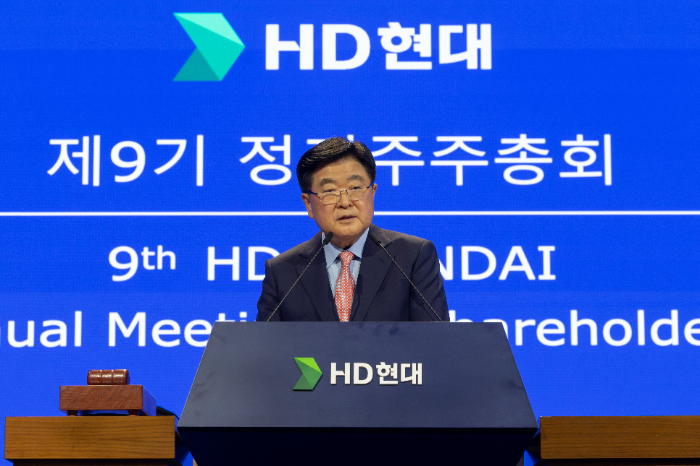 HD현대는 정기선 회장 등이 참석한 가운데 31일 경기도 판교 HD현대 글로벌R&D센터에서 ‘제9기 정기 주주총회’를 개최했다. 주주총회 의장인 권오갑 명예회장이 인사말을 하고 있다. /사진제공=HD현대
