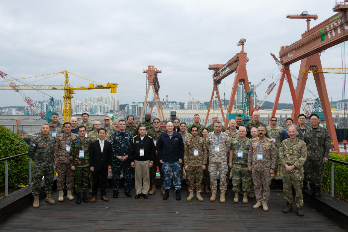 25개국에서 온 30명의 주한 무관단 일행이 3월 31일 HD현대중공업을 방문해 최고 수준 함정 건조 역량을 확인했다. /사진제공=HD현대