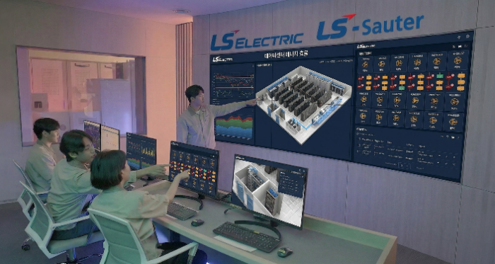 LS일렉트릭은 AI 기반 데이터센터 공조관리 솔루션 상황실에서 근무자들이 모니터링하고 있는 모습. /사진제공=LS일렉트릭