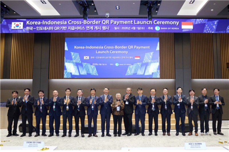 (왼쪽 네번째부터) 이정현 하나은행 외환사업단장, 송병철 KB국민은행 부행장, 진성원 우리카드 사장, 박종석 금융결제원장, 장정수 한국은행 부총재보, Ms. Aida S. Budiman 인도네시아 중앙은행 부총재보 / 사진제공=금융결제원
