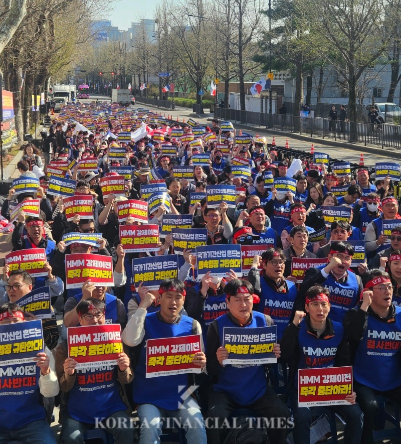 2일 오후 3시 청와대 사랑채 앞 도로에서 HMM 육상노조가 'HMM지부 조합원 총회 및 총력투쟁 결의대회'를 진행한 가운데, 노조원 638명이 구호를 외치고 있다. /사진=신혜주 기자