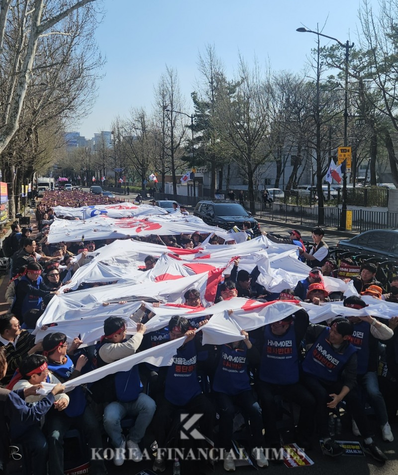 HMM 육상노조가 본사 부산 이전 반대 의지를 담아 '천막 찢기' 퍼포먼스를 벌이고 있다. /사진=신혜주 기자