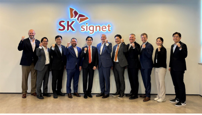 SK시그넷 조형기 대표이사(가운데)가 존 먼스 미국 플라노 시장 및 관계자들과 기념촬영을 하고 있다. / 사진=SK시그넷