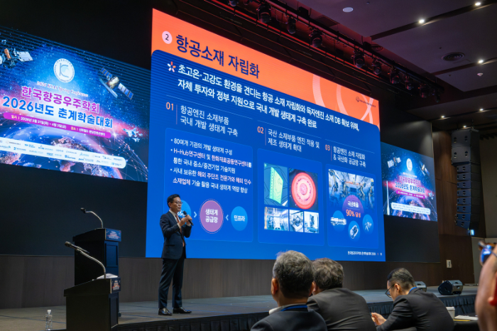 지난 2일 제주도에서 열린 한국항공우주학회 춘계학술대회에서 손재일 한화에어로스페이스 대표가 항공엔진 기술 자립 및 국내 산업생태계 육성을 위한 전략을 소개하고 있다. /사진제공=한화에어로스페이스