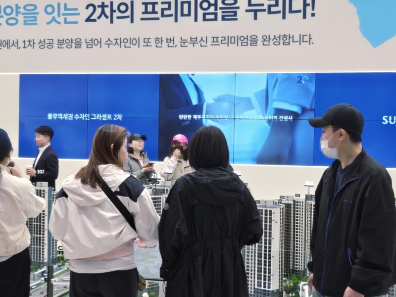 3일 BS한양이 김포시 사우동 인근에 '풍무역세권 수자인 그라센트 2차' 견본주택을 열고 본격적인 분양에 나섰다. 견본주택 내부 모형도를 확인하는 방문객들./한국금융신문 조범형 기자