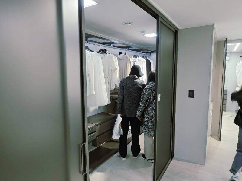 ‘풍무역세권 수자인 그라센트 2차’ 유니트 105㎡타입 안방의 드레스룸을 보고 있다./한국금융신문 조범형 기자