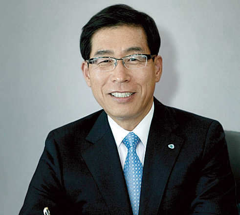 △ 1960년 충청남도 청양 / 1978년 천안중앙고등학교 졸업 / 1986년 충북대학교 경영학과 학사 / 1999년 한양대 경영대학원 경영학 석사 / 1989년 텍사스 인스트루먼트 근무 / 2000년 한국화이자제약 재정담당 상무 / 2001년 한국화이자제약 운영담당 부사장 / 2003년 한국화이자제약 부사장 / 2005년~현재 제일약품 대표이사 사장