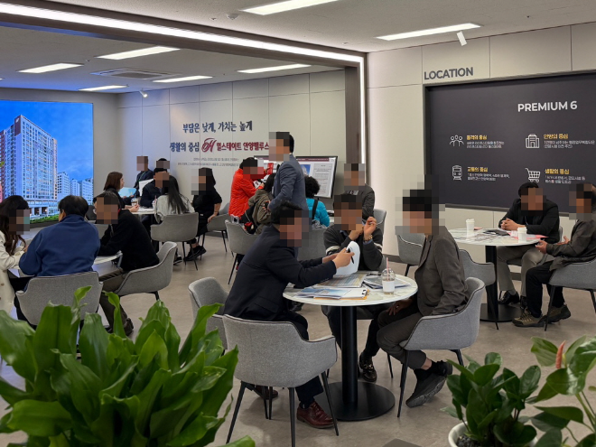 힐스테이트 안양펠루스 홍보관에서 방문객의 상담이 이어지고 있다./사진제공=현대건설