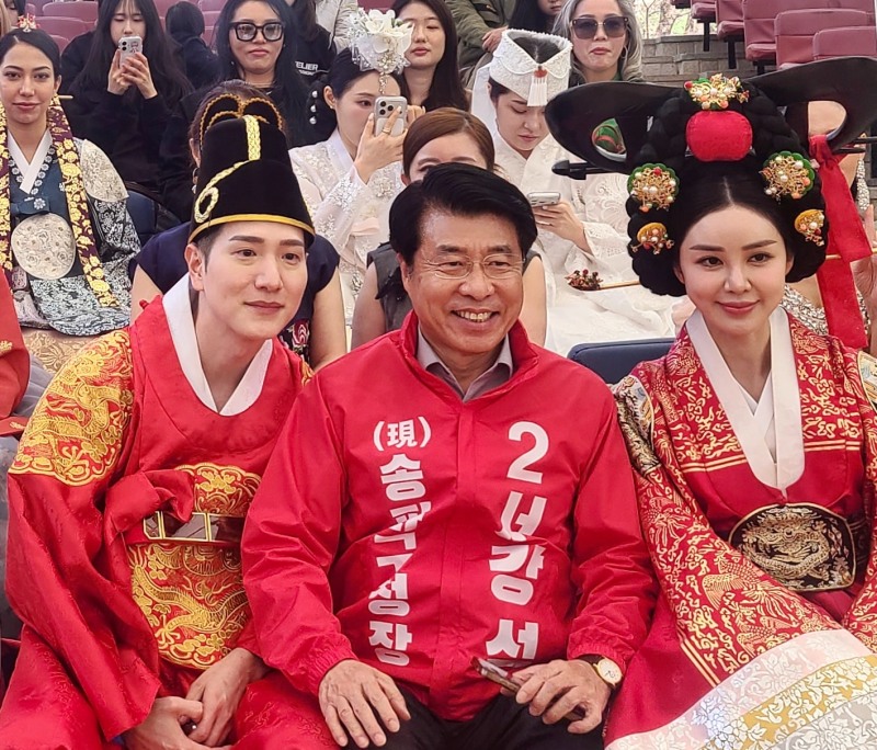국민의힘 송파구청장 후보인 서강석 송파구청장이 서울놀이마당에서 열린 호수벚꽃축제 패션위크에 참석해 모델들과 기념촬영을 하고 있다./사진제공=서강석 송파구청장 선거캠프