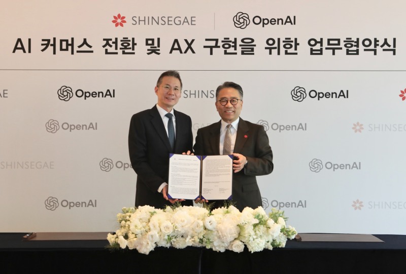 신세계그룹과 오픈AI가 6일 웨스틴 조선 서울에서 ‘AI 커머스 사업협력’ 업무협약식 열었다. 임영록 신세계그룹 경영전략실장(사장, 오른쪽)과 김경훈 오픈AI 코리아 총괄대표가 기념촬영을 하고 있다. /사진제공=신세계그룹