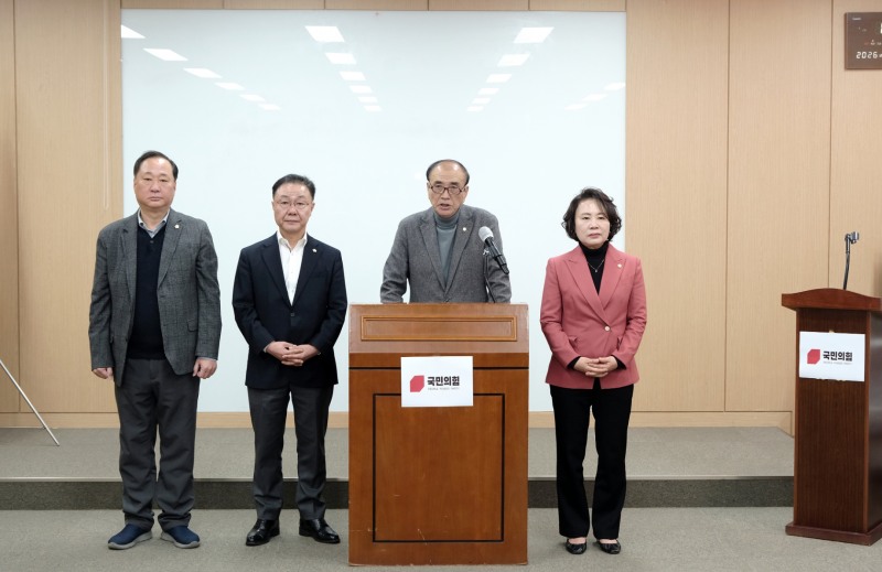 백남환 마포구의회 의장을 비롯한 국민의힘(을) 소속 의원들이 기자회견에서 발언하는 모습./사진제공=백남환 의원
