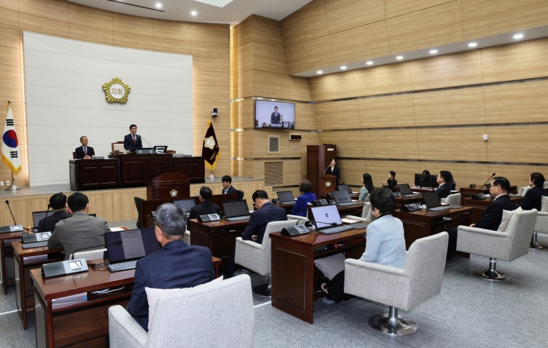 김성철 용산구의회 의장이 본회의를 주재하는 모습./사진제공=용산구의회