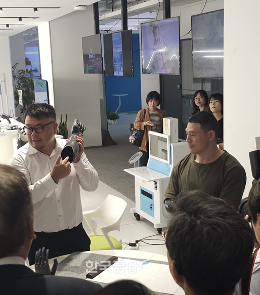 ▲BCI 의수를 들고 있는 한비청 CEO