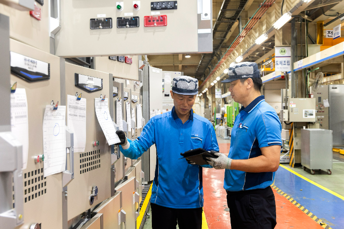 LS일렉트릭 청주 공장에서 관계자들이 배전반을 최종 점검하는 모습. /사진제공=LS일렉트릭