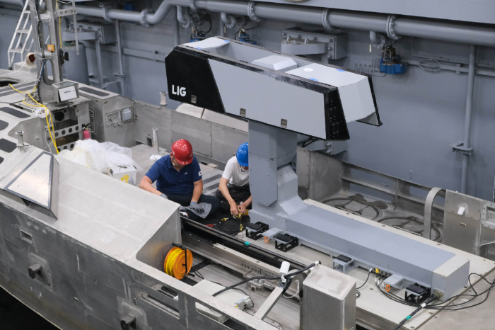 미국 RIMPAC에서 LIG D&A 관계자들이 무인수상정에 탑재된 비궁 발사대를 점검하고 있다. /사진제공=LIG D&A