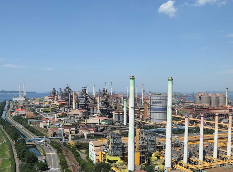 포스코가 조업지원 협력사 직원 7000여명을 직접 고용하기로 했다. 산업현장 원·하청 관계의 구조적 문제점을 해결하기 위한 조치로 풀이된다. 사진은 포항제철소 전경. /사진=포스코