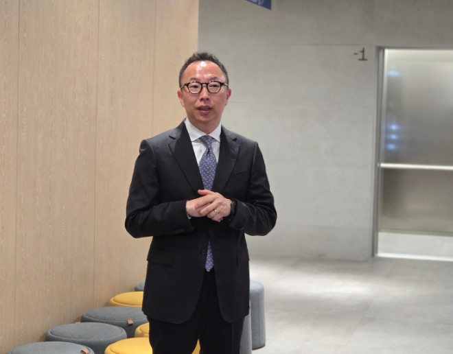 지난달 정기 주주총회에서 기자들과 만나 경여권 매각에 대해 설멸하고 있는 한상우 카카오게임즈 대표. / 사진=게임기자단