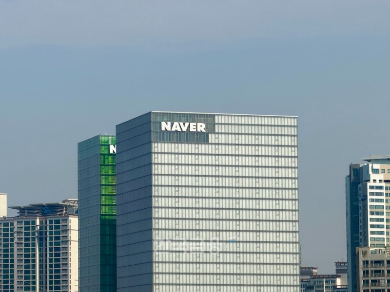 네이버, AI 챗봇 접는다…‘AI 비서’에 집중