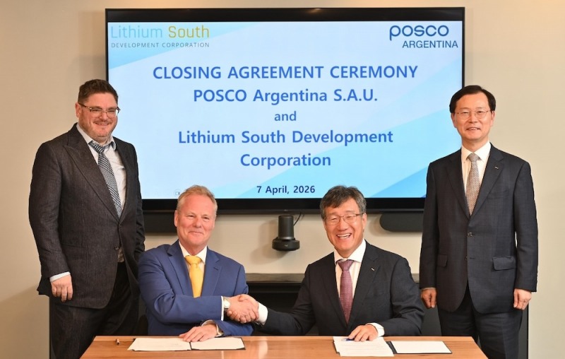 포스코홀딩스가 현지시간 7일 아르헨티나 부에노스아이레스에서 리튬 사우스(Lithium South, LIS)사와 ‘옴브레 무에르토 노스’ 염호 광권 인수 계약을 마무리했다. (사진 왼쪽부터) 크리스토퍼 체리(Christopher P. Cherry) 리튬 사우스 CFO, 에이드리안 홉커크(Adrian Hobkirk) 리튬 사우스 CEO, 박현 포스코아르헨티나 법인장, 이주태 포스코홀딩스 대표이사 사장. /사진=포스코홀딩스