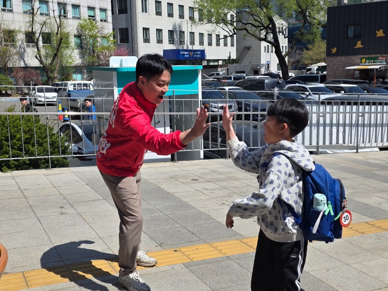 조상현 용산구청장 예비후보가 관내 초등학생과 소통하는 모습./사진=조상현 예비 후보 선거캠프