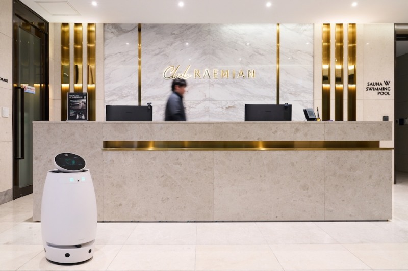 ‘서초 래미안 리더스원’ 커뮤니티 센터에 설치된 ‘나무엑스(NAMUHX)’. /사진=SK인텔릭스