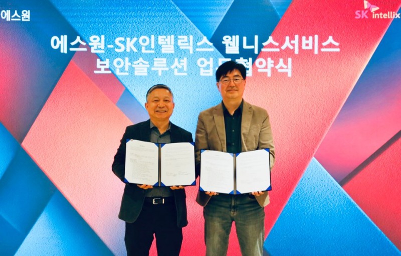 (왼쪽부터) 진길수 에스원 시큐리티사업부장, 김형진 SK인텔릭스 나무엑스사업본부장. /사진=SK인텔릭스