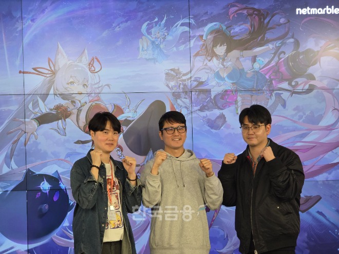 왼쪽부터 강동기 넷마블 사업부장, 김건 넷마블몬스터 대표, 이다행 넷마블 사업본부장이 9일 몬길:스타 다이브 미디어 인텨뷰서 기념촬영을 하고 있다. / 사진=김재훈 기자