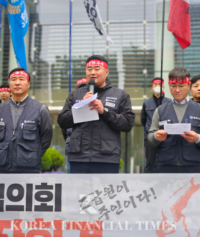 김유철 한화오션지회장(왼쪽에서 두번째)이 10일 열린 한화그룹 노조 기자회견에서 발언하고 있다. /사진=신혜주 기자