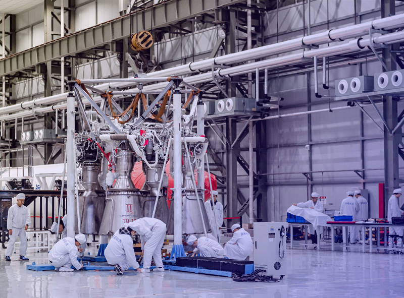▲란젠항톈 엔지니어들이 로켓 제작을 하고 있다.(사진: 란젠항톈)