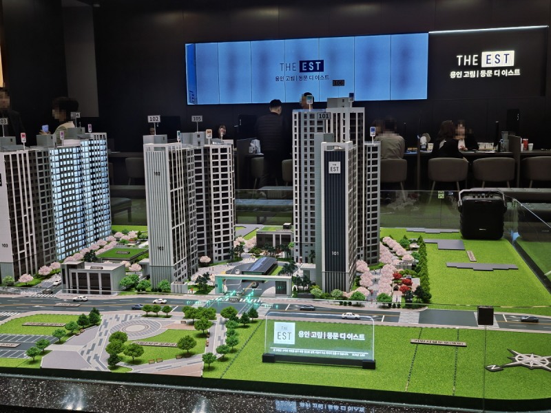 10일 동문건설은 용인시 처인구 고림동에 '용인 고림 동문 디 이스트'의 분양에 나섰다. 사진은 견본주택 내부 모형도./한국금융신문 조범형 기자