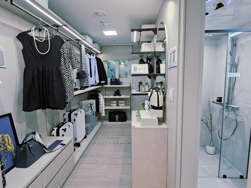 '용인 고림 동문 디 이스트' 75A㎡타입 안방의 드레스룸. 수납공간이 넉넉해 방문객의 선호도가 높았다./한국금융신문 조범형 기자