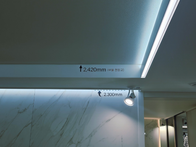 2420㎜ 높이의 우물 천장. 거실의 개방감을 높이고 깊이감을 더한다./한국금융신문 조범형 기자