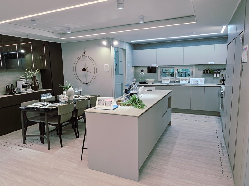 84A㎡타입 주방 전경. 넉넉한 수납공간과 효율적인 동선을 확보했다./한국금융신문 조범형 기자