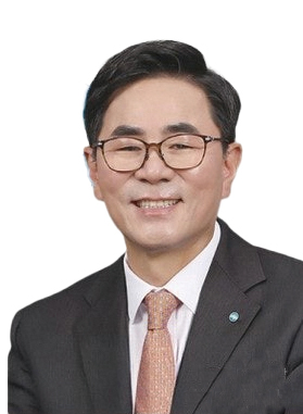 △ 1965년생 / 경기대학교 경영학과 졸업 / 2002년 우리은행 IB사업단 투자금융팀, 인수투자팀 / 2013년 우리은행 부천중앙지점 지점장 / 2014년 우리은행 미래기업영업본부 기업지점장 / 2019년 우리은행 여의도기업영업본부 본부장 / 2023년 우리은행 IB그룹장 / 2025년~ 우리금융캐피탈 대표이사