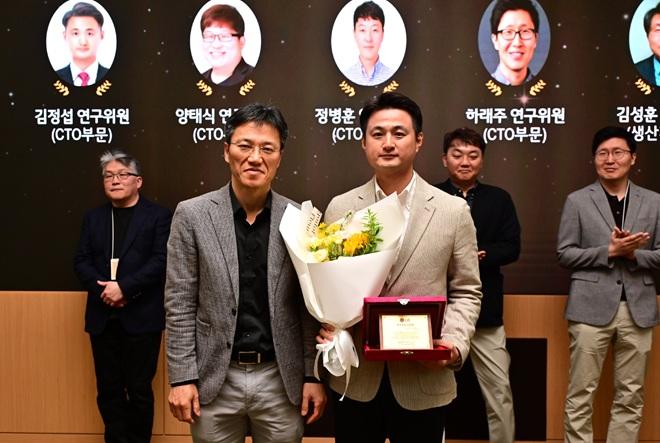 LG전자 CTO 김병훈 부사장(좌측)이 CTO부문 소자재료연구소 김정섭 연구위원이 서초 R&D캠퍼스에서 열린 임명식에서 기념촬영을 하고 있다. 사진=LG전자