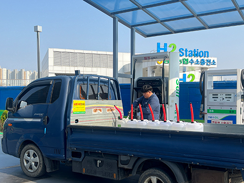 ▲ 농협주유소에서 고객이 운반 용기에 농업용 면세유 등유를 주유하고 있다.