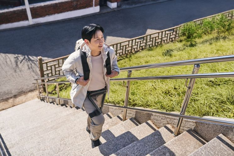 모델이 '윔 S'를 착용하고 계단을 오르고 있다. /사진=위로보틱스