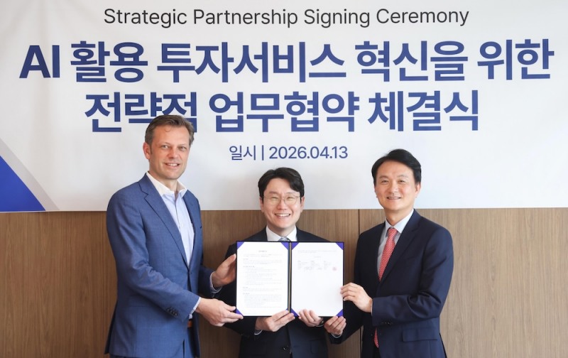 (왼쪽부터) 니콜라스 팔마뉴 LSEG 글로벌영업대표, 임우형 LG AI연구원장, 엄주성 키움증권 대표. /사진=LG