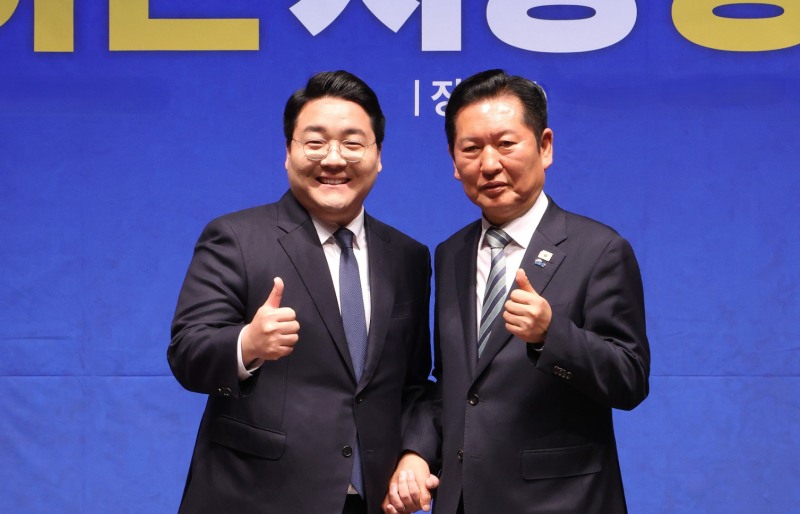 정청래 더불어민주당 당대표와 이동현 서울 중구청장 예비후보가 기념촬영을 하는 모습/사진제공=이동현 예비후보 선거 캠프