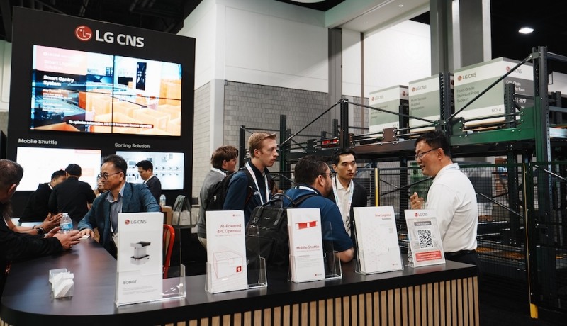 LG CNS가 13~16일 미국 애틀란타에서 열리는 북미 최대 규모 물류 전시회 ‘모덱스 2026’에서 식품, 유통 등 콜드체인 물류 영역까지 적용할 수 있는 ‘모바일 셔틀’을 선보였다. /사진=LG CNS
