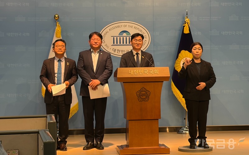 민주당 디지털자산TF가 16일 국회 소통관에서 기자회견을 진행하고 있다. 왼쪽부터 민병덕, 박민규, 이정문 의원. / 사진= 한국금융신문(2026.4.16)