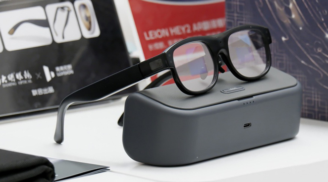 ▲즈푸AI와 량량스예(亮亮视野)가 공동개발한 AR 기능을 탑재한 AI 스마트안경