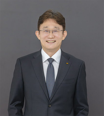 △ 1962년생 / 여의도고교, 서울대 토목공학 석사·박사 / 1992년 KT 네트워크기술연구직 입사 / 2014년 KT 융합기술원 미래사업개발그룹 그룹장(전무) / 2015년 KT 미래융합사업추진실 미래사업개발단 단장(전무), KT 기업사업컨설팅본부 본부장(전무) / 2018년 KT 기업사업부문 부문장(부사장) / 2020년 KT 기업부문 부문장(사장) / 2026년 KT 대표이사 사장(현재)