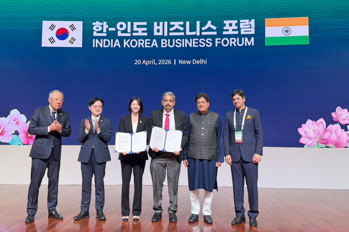 20일(현지시간) 인도 뉴델리 한-인도 비즈니스 포럼에서 진행된 네이버-TCS MOU. (왼쪽부터)류진 한국경제인연합회 회장, 김정관 산업통상부 장관, 최수연 네이버 대표, 우주왈 마투르 TCS 대표, 피유시 고왈 상공부 장관, 아난트 고엔카 인도상공회의소연합회 회장. /사진=네이버