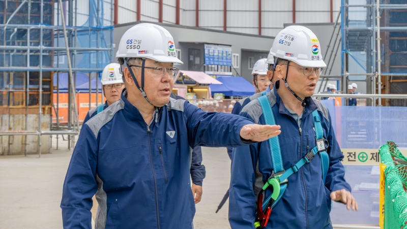 김태진 GS건설 사장(왼쪽)이 아파트 건설현장을 방문해 안전점검하는 모습./사진제공=GS건설