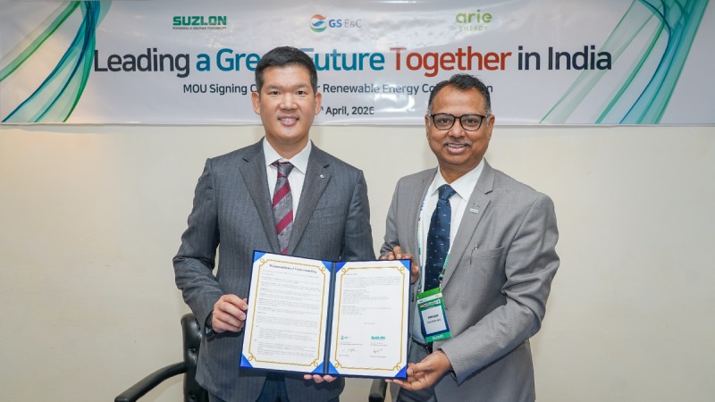 20일 인도 델리에서 허윤홍 GS건설 대표(사진 왼쪽)과 디네시 다야난드 자그달레(Dinesh Dayanand Jagdale) 수즐론 에너지 사장이 업무협약을 체결하고 기념사진을 촬영하고 있다./사진제공=GS건설