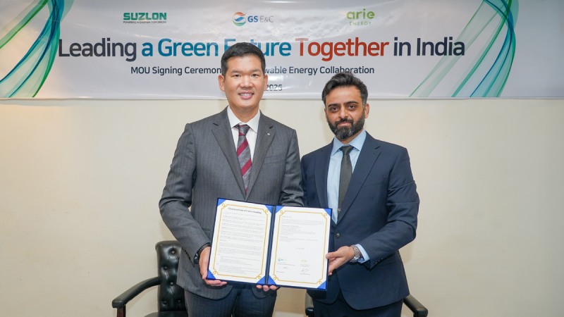 20일 인도 델리에서 허윤홍 GS건설 대표(사진 왼쪽)과 비슈와지트 파르마르(Vishwajitsinh Parmar) 아리 에너지 대표가 업무협약을 체결하고 기념사진을 촬영하고 있다./사진제공=GS건설